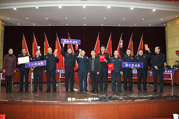 抢答赛获奖代表队与公司领导合影