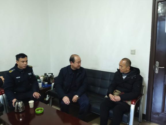 公司领导慰问员工